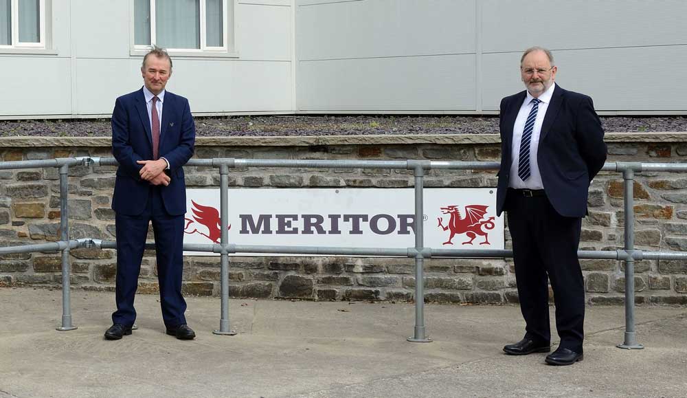 meritor-Rt-Hon-Simon-Hart-Secretary-of-State-for-Wales-(left)-with-Tony-Williams,-Meritor-Director-of-eMobility-and-Advanced-Technology-on-announcement-of-APCUK-combined-funding