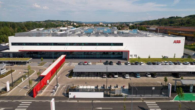 ABB E-mobility, İtalya’daki en büyük DC hızlı şarj cihazı üretim tesisini açtı