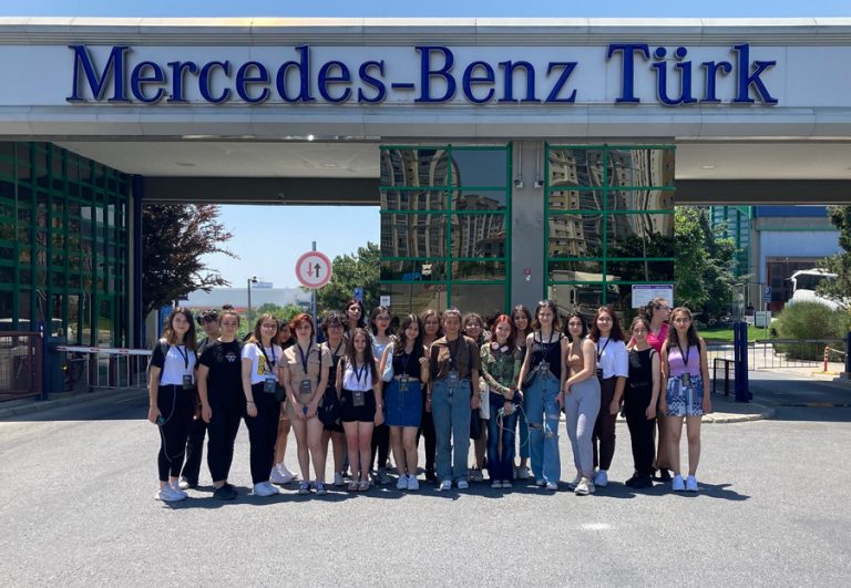 Mercedes-Benz-Turk-Yildiz-Kizlar-istanbul