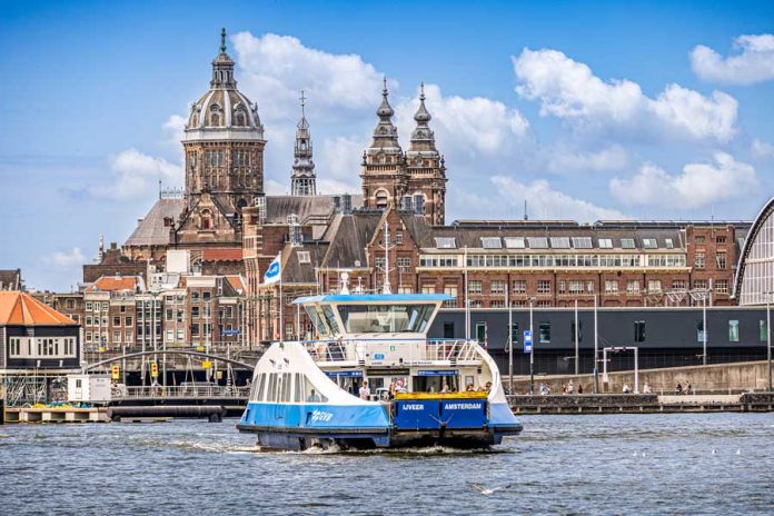 PACCAR-engines-for-Amsterdam-public-transport-ferry