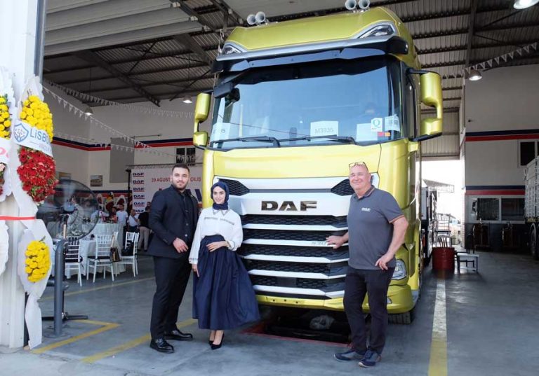 Merve ve Ahmet Koçaslan ve DAF Trucks Türkiye Genel Müdürü Gregor van der Mark
