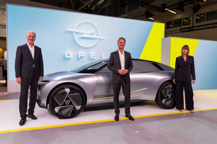 Opel CEO'su Florian Huettl ve Opel Experimental
