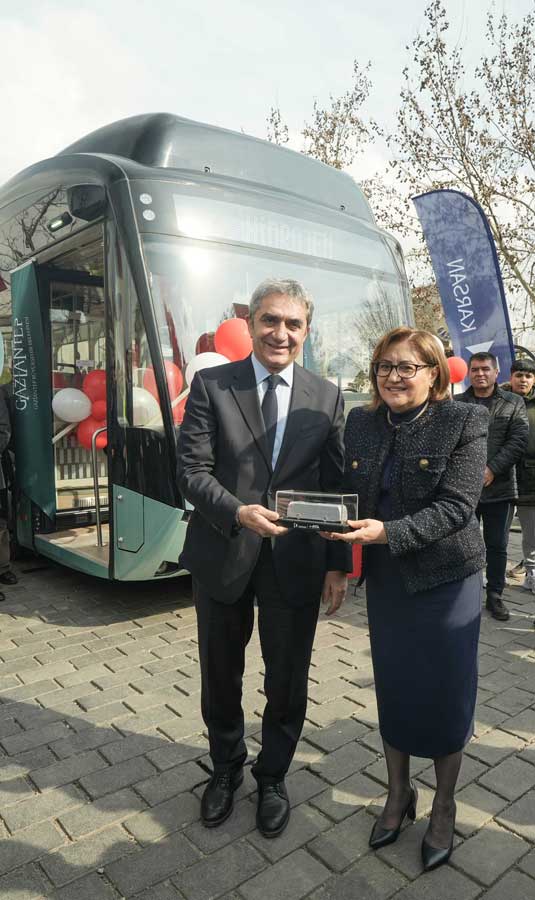 Karsan CEO’su Okan Baş ve Gaziantep Büyükşehir Belediye Başkanı Fatma Şahin