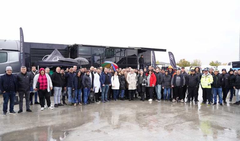 Mercedes-Benz Türk Sağlık Bakım Tırı