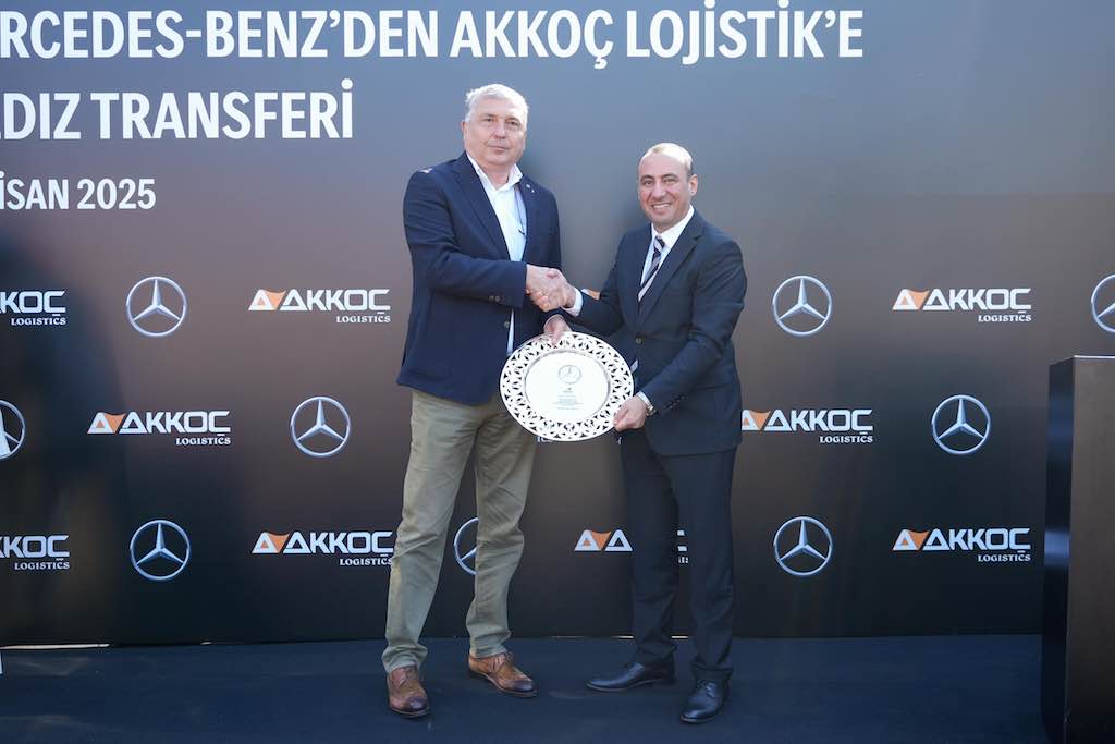 Mercedes-Benz Türk İcra Kurulu Başkanı Süer Sülün ve Akkoç Lojistik Yönetim Kurulu Başkanı Doğan Akkoç