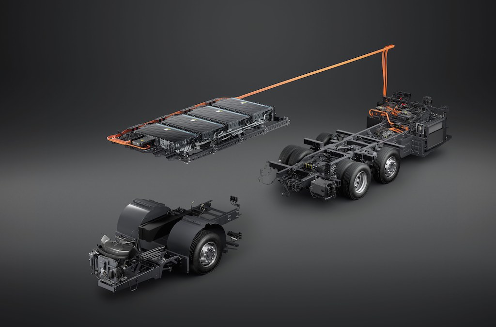 Scania, üç dingilli alçak girişli seçeneğin eklenmesiyle akü elektrikli otobüs portföyünü genişletiyor