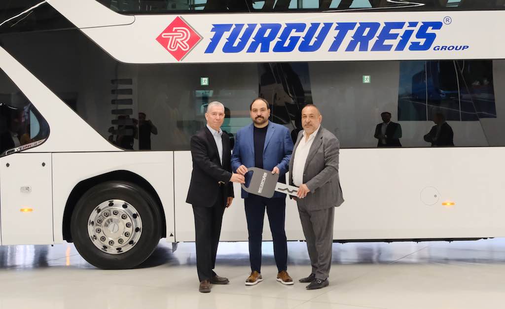 MAN Kamyon ve Otobüs Ticaret A.Ş. Otobüs Satış Grup Müdürü Can Cansu, Turgutreis Group Turizm Yönetim Kurulu Başkanı Tolgahan Reis ve MAPAR Yönetim Kurulu Başkanı Yalçın Şahin