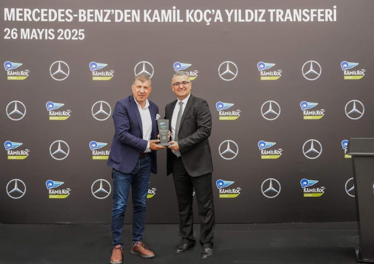 Mercedes-Benz Türk Otobüs Pazarlama ve Satış Direktörü Osman Nuri Aksoy ve Kâmil Koç Otobüsleri A.Ş. Genel Müdürü Çağatay Kepek