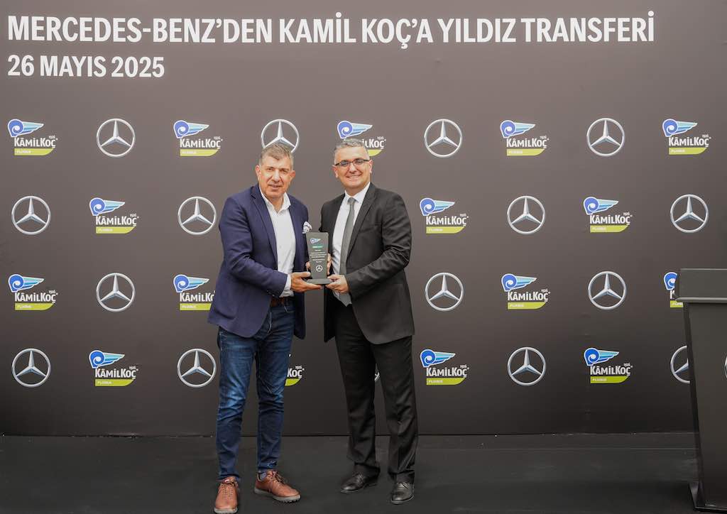 Mercedes-Benz Türk Otobüs Pazarlama ve Satış Direktörü Osman Nuri Aksoy ve Kâmil Koç Otobüsleri A.Ş. Genel Müdürü Çağatay Kepek