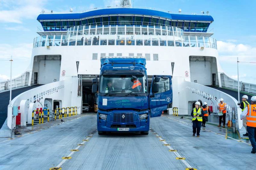 İlk ağır hizmet tipi elektrikli yük kamyonu, feribotla Dover’dan Calais’ye Kanal’ı geçti