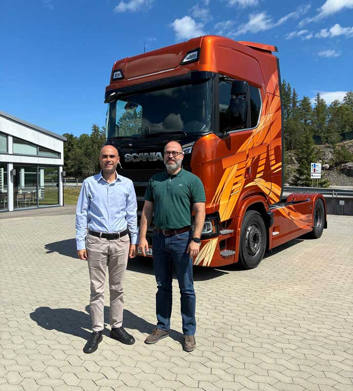 Doğuş Otomotiv Scania Pazarlama Müdürü Ömer Madazlıoğlu ve Scania Satış Sonrası Hizmetler Müdürü Onur Yereşer