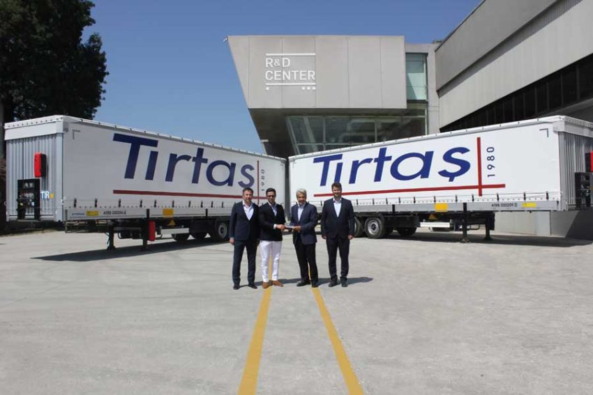 Tırsan, Tırtaş Uluslararası Nakliyat’a 60 adet Tren Yüklemeli Tenteli Perdeli teslim etti