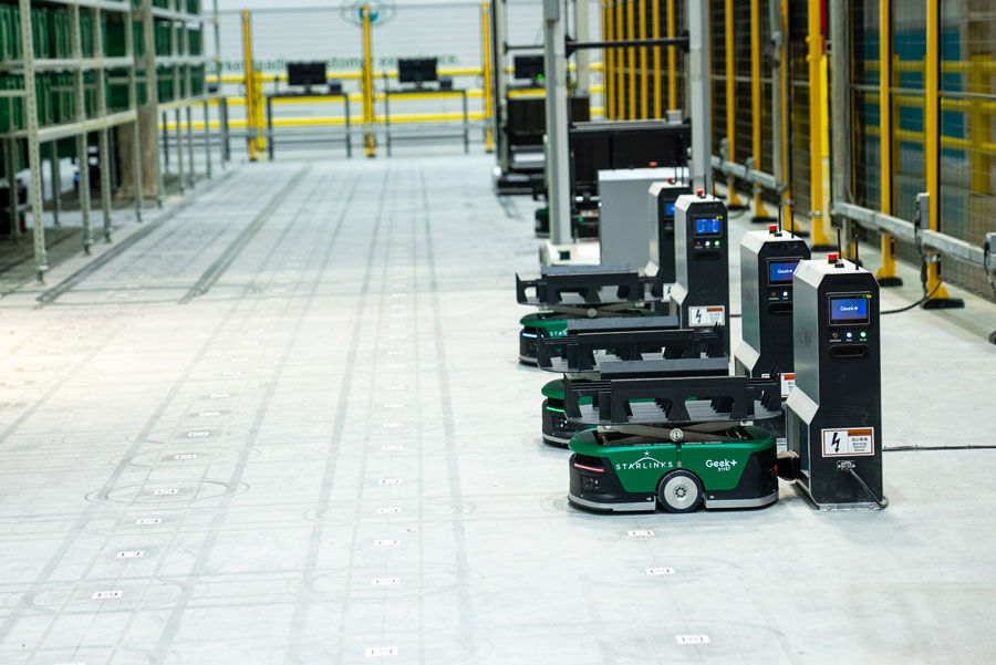 Geekplus and Starlinks forge long-term automation partnership with RoboShuttle8 P40 robots Starlinks